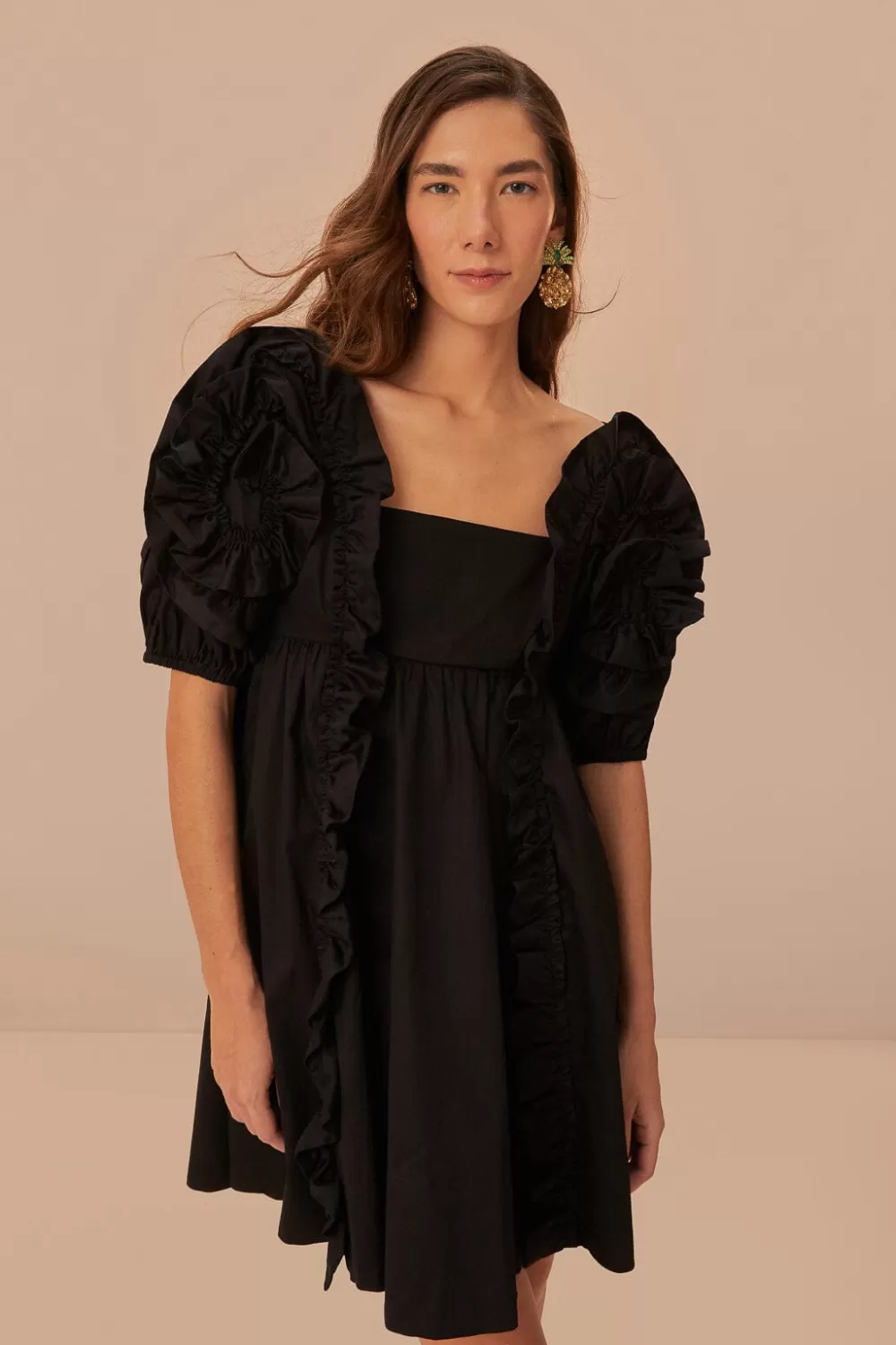 Mini-robe noire à volants et manches courtes^FARM Rio  Outlet