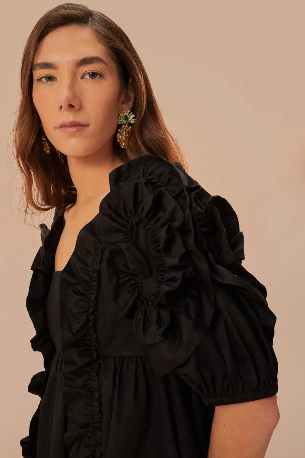 Mini-robe noire à volants et manches courtes^FARM Rio  Outlet