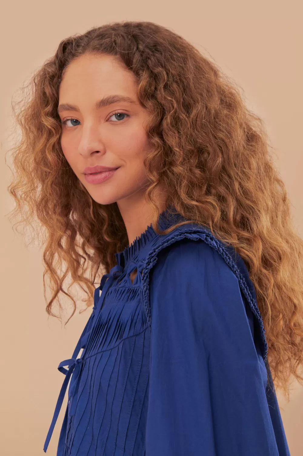 Robe courte à empiècement ouvert bleu marine^FARM Rio  Store